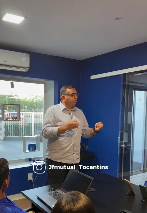 Treinamento da equipe JF Mutual na sede, em reunião com consultores